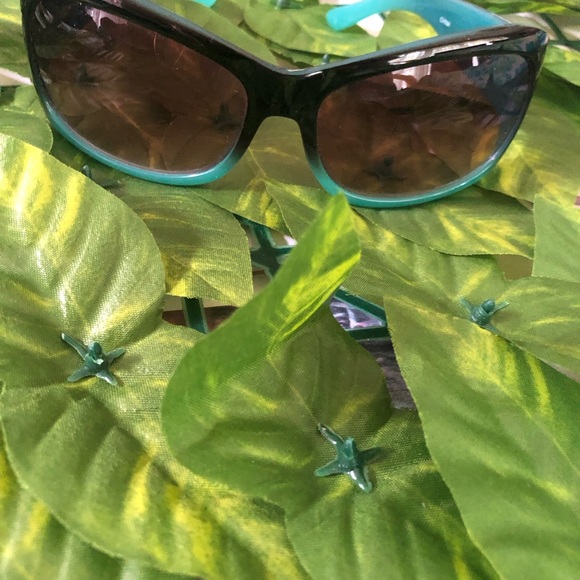 Gorgeous Turquoise Sunglasses with Silver Embellished Sides - Picture 4 of 9